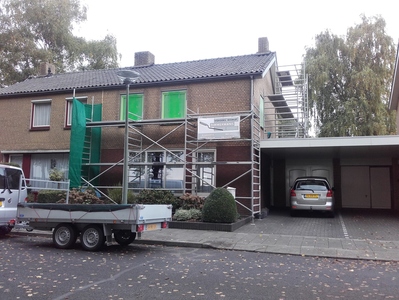 Renovatie-in steigers zetten